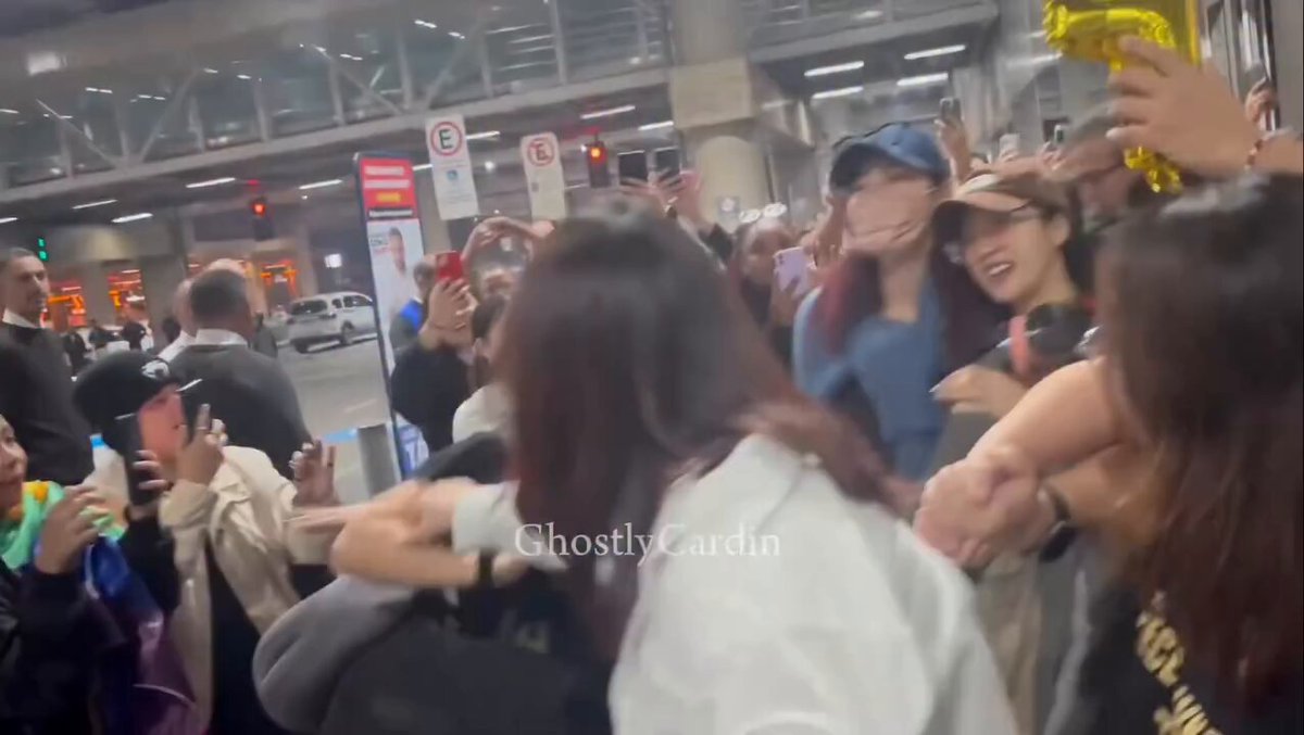 Ela acenou, sorriu e seguiu, como qualquer pessoa faria naquela situação. Quem quer interação prolongada precisa ir ao evento; aeroporto não é FM particular. E agora me expliquem onde exatamente está a “antipática” da história? 😂🤡💕 FAYEATOM NO BRASIL #FayeAtomWelcomeToBrasil #FayeAtom