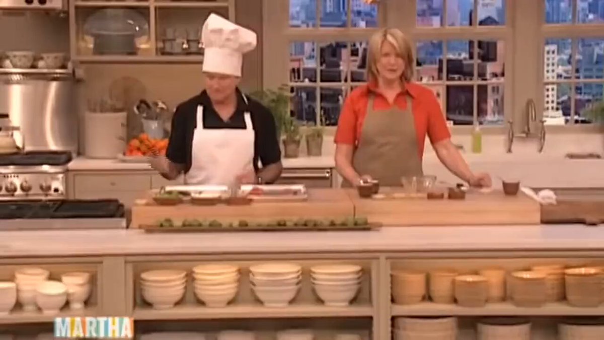 ROBIN WILLIAMS, hilarious as ever in a cook-along with Martha Stewart.