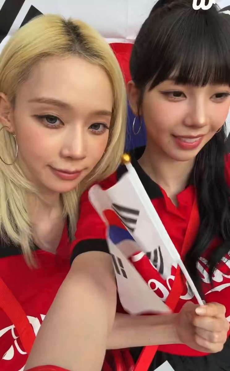 JIMINJEONG LIVE AT THE 2026 FIFA WORLD CUP 🥹 The way Minjeong leaned her head on Karina