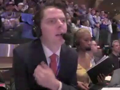 😭 MOMENT MALAISANT POUR LES COMMENTATEURS RADIO DES KNICKS !! En voyant Taylor Swift dans les tribunes, l’un d’eux a lancé : « Elle n’est même pas fan des Knicks, qu’elle s’en aille d’ici » 😭🏀 Problème : ils étaient encore en direct. 💀👀😂🔥
