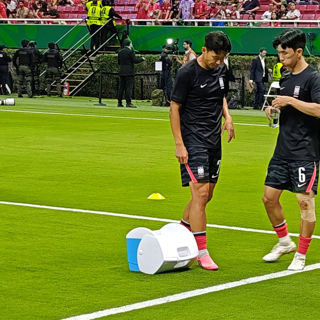 Some fan support for Son. 🇰🇷✨ #FIFAWorldCup Find out where to watch. ⬇️