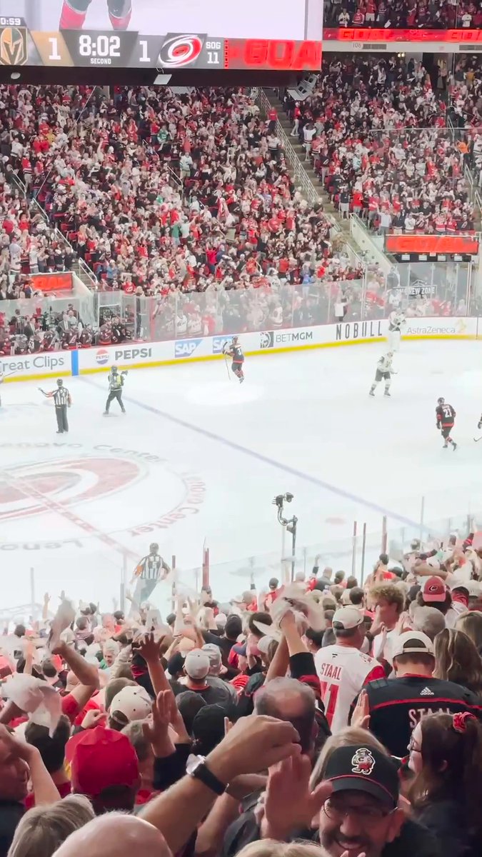 It is ELECTRIC in Carolina right now!!! 👏 #StanleyCup 🇺🇸: ABC 🇨🇦: Sportsnet &amp; TVA Sports