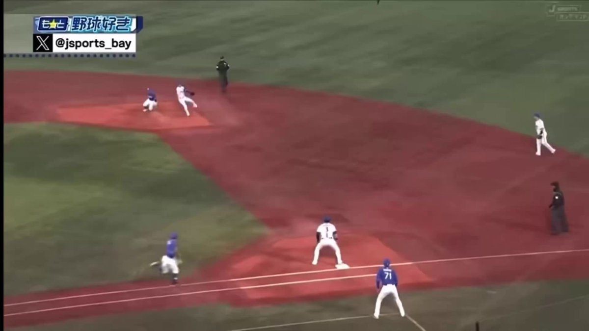 大誤審に爆笑する実況席⚠️ 2024年 横浜スタジアム DeNA×中日戦 一塁のオースティンが明らかにベースから離れて捕球したがアウト判定→実況者のツボに入って爆笑💥 •DJケチャップアナ&amp;解説者:石川雄洋 •中日の立浪監督も半笑い •リクエスト後はセーフ判定 途中から笑い方が壊れ出している