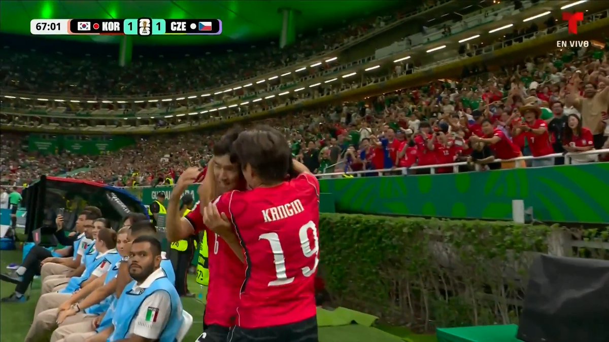 ¡GOLAZO QUE FIRMA EL EMPATE! Hwang In-beom con un enganche de pierna derecha lo manda directo a las redes y pone su primera anotación en los mundiales.