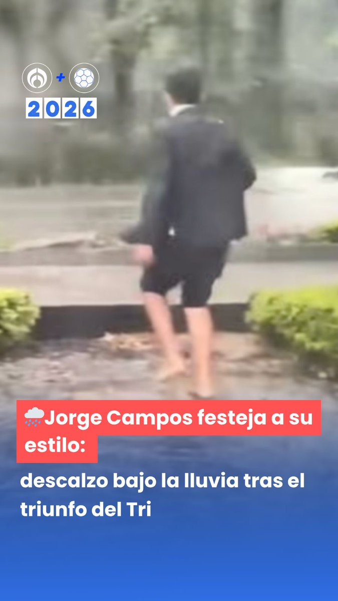 😂🇲🇽 Hay maneras de festejar... y luego está la de Jorge Campos. Mientras la lluvia caía sobre la ciudad, el legendario exportero mexicano sorprendió al bajarse de un auto sin zapatos y caminar descalzo bajo el agua. 🌧️👣 🔥 Su explicación fue tan única como él: "La lluvia me da energía y el piso me mantiene sobre la tierra... ¡Viva México!" 🇲🇽🙌