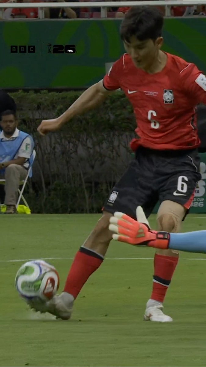 The composure, then the finish 😮💨🇰🇷 A superb goal from Hwang In-boem put South Korea on the comeback trail in their 2-1 win over Czech Republic! #FifaWorldCup