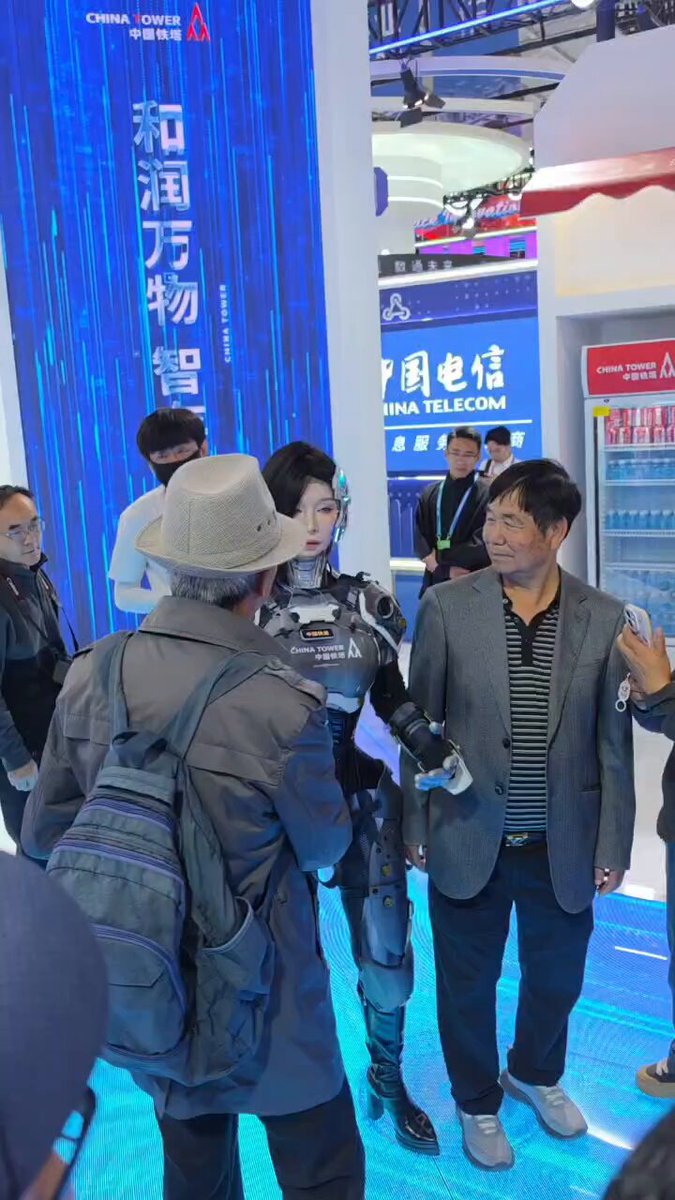 A robot that can hug, shake hands, greet you, and even kiss—who wouldn't love that? If it ever goes on sale, I'd be the first to place an order and take one home as my girlfriend. 😉😉😉 #robots #ChinaSouthAsiaExpo #Technology 🤖✨