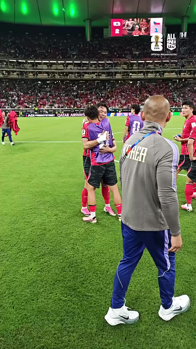 Kim Min-Jae giving Son Heung-Min his captain's armband back after the whistle 🤝🇰🇷