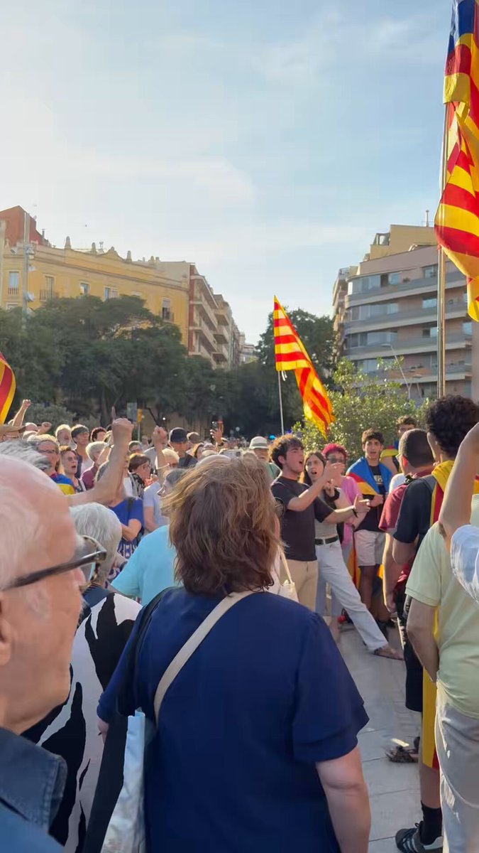 Calia aquest acte preciós de desgreuge als 600 cantaires expulsats de la Sagrada Família i retinguts a l’exterior durant la visita de Lleó XIV. I entre les cares conegudes, retrobar l’estimat president Quim Torra i Pla que quan va saber de la convocatòria va baixar sense pensar-ho dues vegades. …quan convé, seguem cadenes!