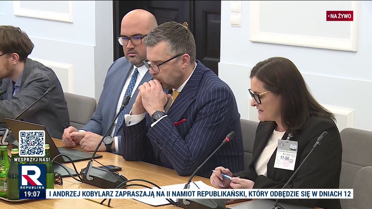 W sprawie zatrzymania dziennikarza, Leszka Kraskowskiego z godziny na godzinę dowiadujemy się coraz więcej zaskakujących szczegółów. To wydarzenie wywołało prawdziwą burzę w środowisku dziennikarzy, polityków i wszystkich przyzwoitych ludzi w Polsce jako akt łamania podstawowych wolności obywatelskich.