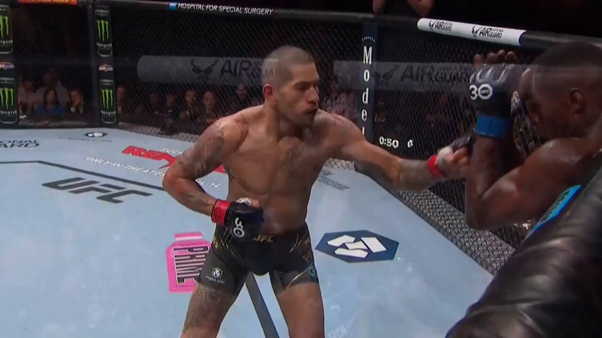 Israel Adesanya’s KO of Alex Pereira in slow motion. A textbook rope-a-dope. Pereira got too eager early and didn’t respect Izzy’s power. Hands dropped, chin left hanging, and he paid for it instantly. 😭 #UFCWhiteHouse🇺🇸