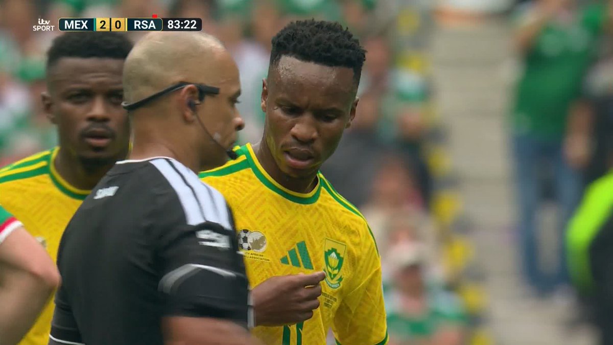 This moment from last nights game was too funny. No one had a clue what the referee was doing - the reaction says it all 😭💀 [ITV Football]