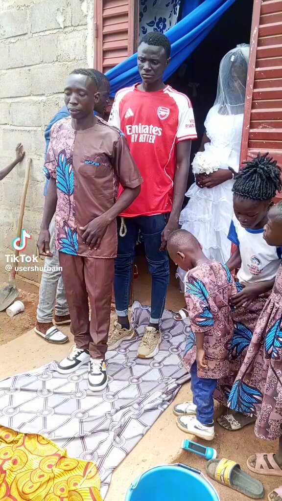 This Kenyan Arsenal fan promised to wed his wife the moment Arsenal wins the premier league, he didn’t hesitate, he had no money but decided to fulfil the promise by doing a simple wedding that fits his pocket. I am loving every bit of East Africa ❤️