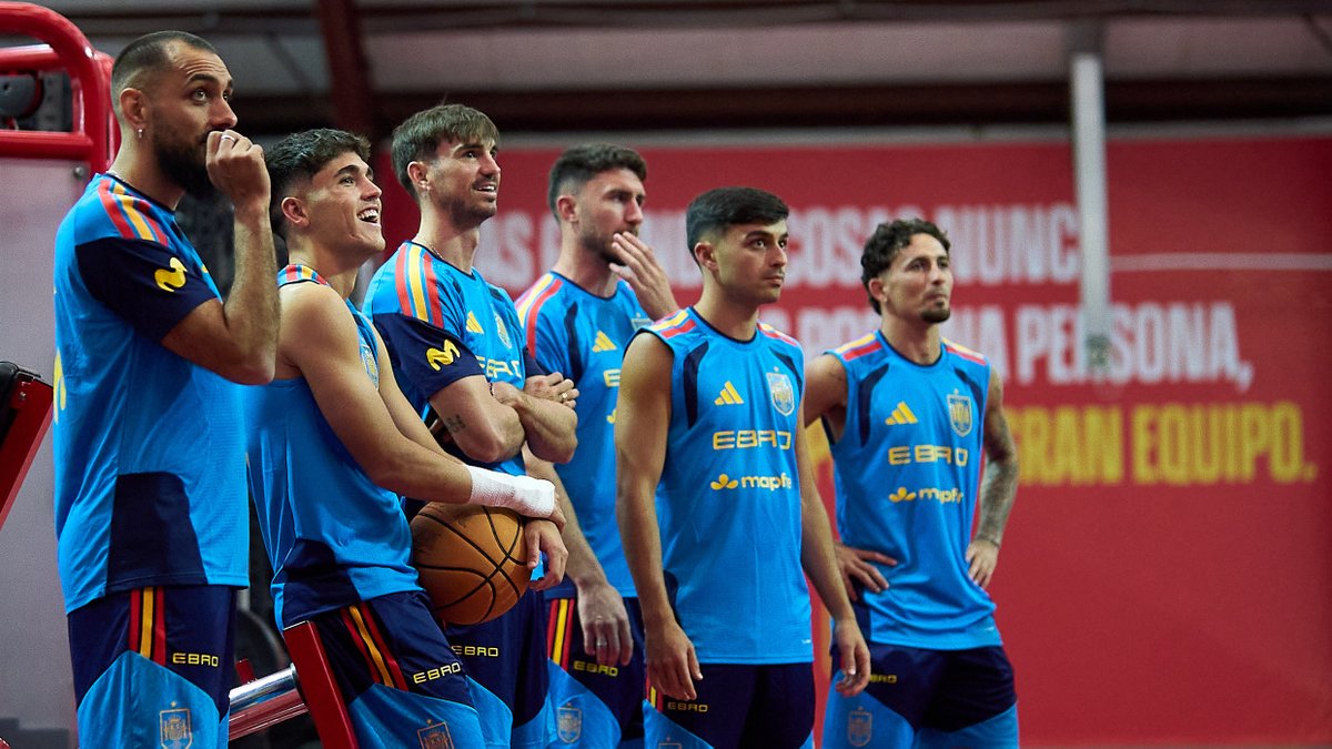 ❌ No son las NBA Finals. ❌ No son ni los NEW YORK KNICKS ni los San Antonio Spurs. 🏀 Pero no se desenvuelven mal en esto del baloncesto, ¿No? #VamosEspaña | #CopaMundialFIFA