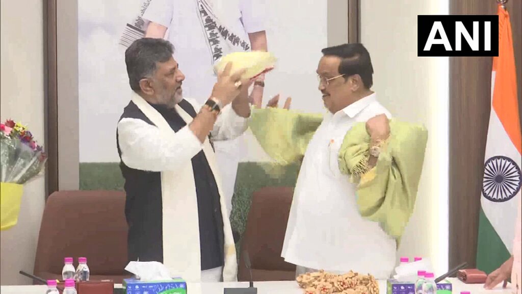 #WATCH | Delhi: Karnataka CM DK Shivakumar meets Union Jal Shakti Minister CR Paatil and holds a meeting over Karnataka's water issue.