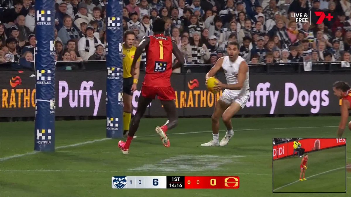 HOW didn't this end up in a goal 💀 #AFLCatsSuns