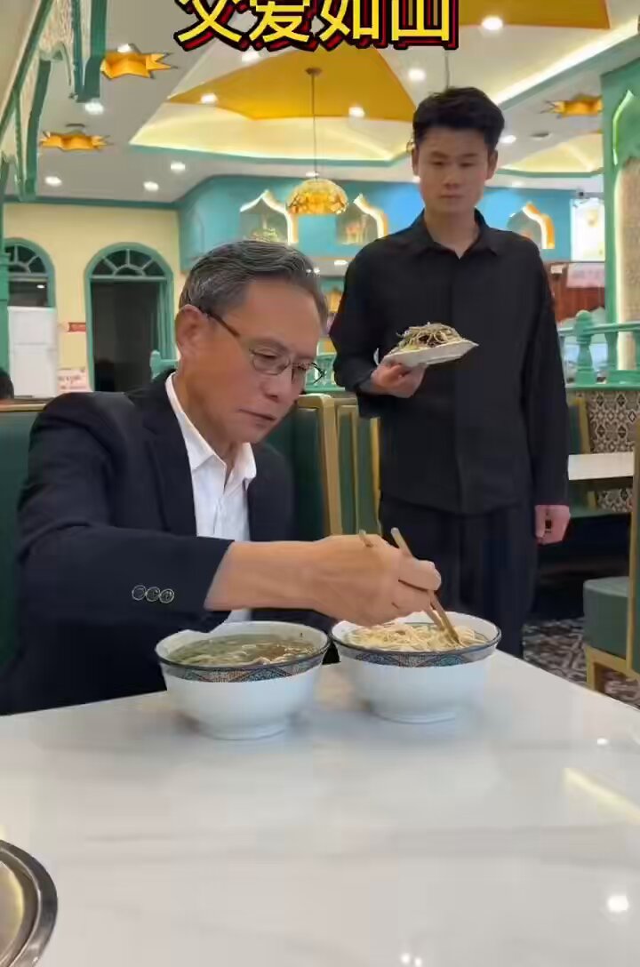 瞎编瞎演瞎抒情瞎感动……儿子巨婴父亲巨爹……这就是这个时代。