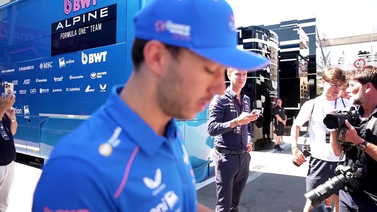 Quand Pierre Gasly annonce la bonne nouvelle à ses frères dans le paddock de Barcelone ! 🥰 Ses pénalités de Monaco sont annulées, il prend donc la 3e place du Grand Prix ! Rendez-vous à 13H15 sur CANAL+SPORT pour en parler ! 🏆 #F1 #BarcelonaGP