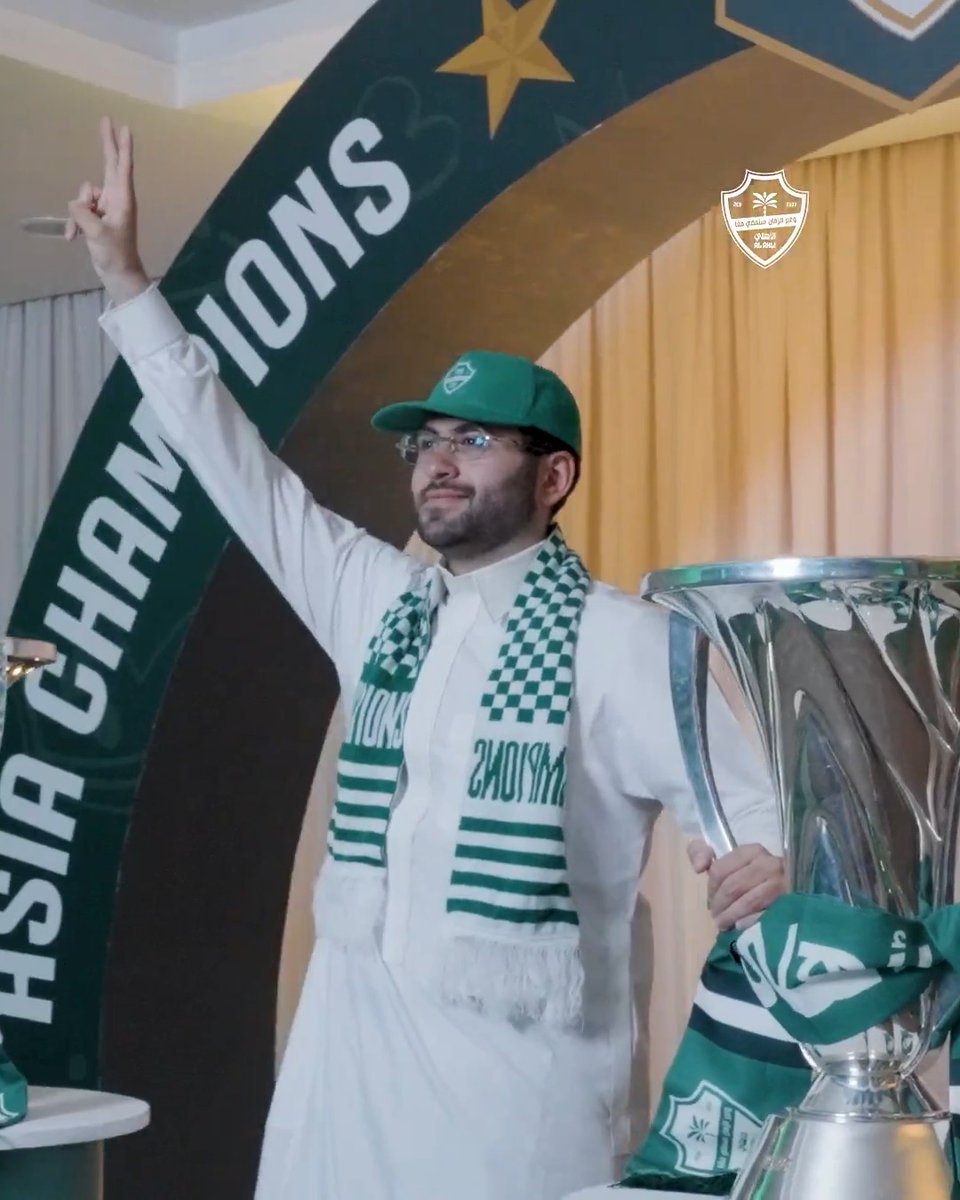 صورة للذكرى مع أغلى الكؤوس.. جماهيرنا توثق لحظات المجد مع النخبتين في متحف النادي 💚🏆 تذكرتك الموسمية تمنحك مزايا استثنائية 🎟 احجز تذكرتك الآن من هنا: #الأهلي