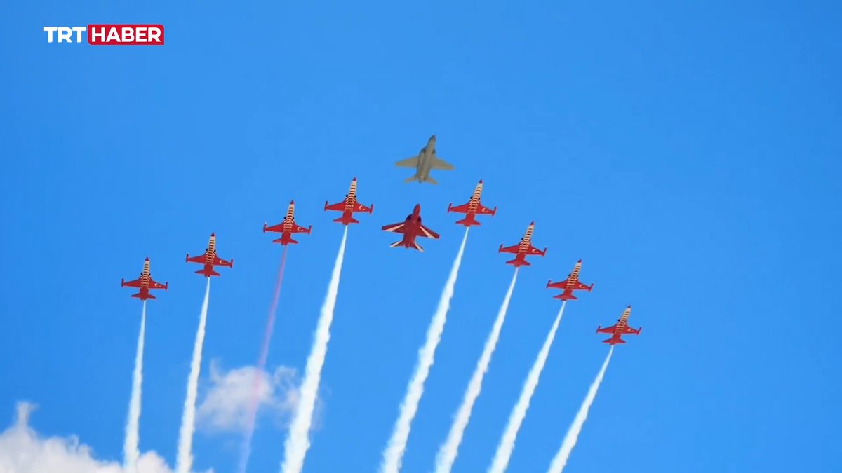 🇹🇷✈️ Türk havacılık tarihinde bir ilk. Türk Yıldızları'nın 8'li koluna katılan 2 HÜRJET ile ilk kez 10 uçakla kol uçuşu gerçekleştirildi.