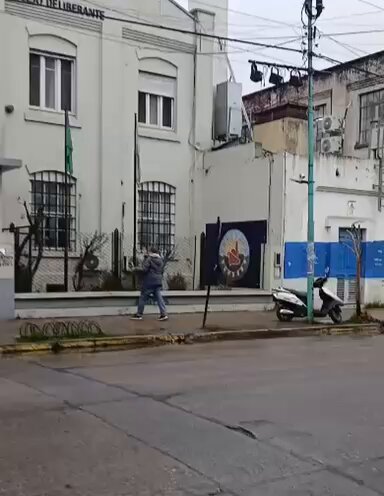 #Berisso “¡ARRUINARON A MÁS DE UN PIBE!”: ESTABA SACADO, TIRÓ UNA BOMBA MOLOTOV CONTRA EL CONCEJO DELIBERANTE Y EN MEDIO DE LA PERSECUCIÓN VOLCÓ CON EL AUTO EN UNA ZANJA El agresor, de 33 años, se bajó del vehículo, quiso escapar corriendo, sacó un cuchillo de 26 centímetros y se abalanzó sobre los policías para intentar atacarlos. Fue detenido por efectivos de la Policía Departamental y de la Comisaria 1ra. Gritos y amenazas El violento hecho ocurrió en el edificio del cuerpo legislativo, ubicado sobre avenida Montevideo entre calles 8 y 9. El hombre sostenía una bomba molotov encendida y la arrojó con fuerza. “¡Soltá el cuchillo!” El agresor se dio a la fuga en un Chevrolet Cruze, perdió el control del vehículo mientras lo perseguía la policía en un operativo cerrojo y lo redujeron en calle 161 entre 4 y 5, donde le secuestraron el arma blanca. Quedó imputado por daño agravado, atentado y resistencia a la autoridad.