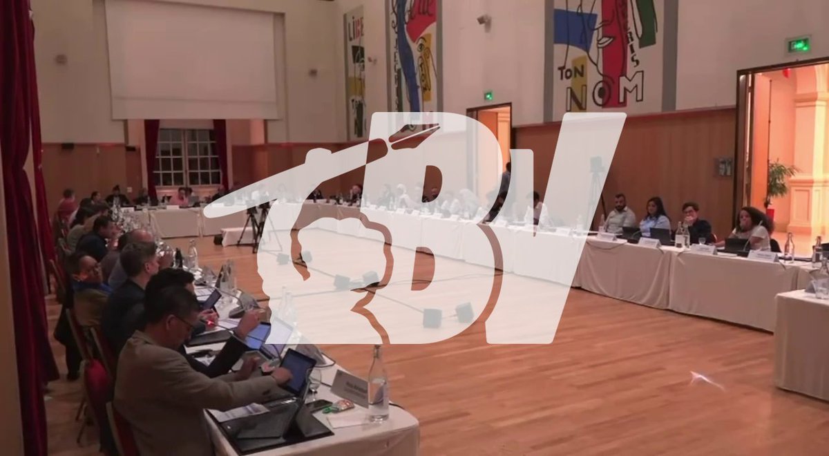 À Ivry-sur-Seine, le conseiller municipal RN Kévin Nader a proposé d’interdire le port du voile pendant le Conseil municipal. Devant le refus du maire communiste, qui défend les deux conseillères municipales voilées, Kévin Nader a répondu en récitant un « je vous salue Marie ». La réaction du maire a été de qualifier cette prière catholique de « crime politique ».