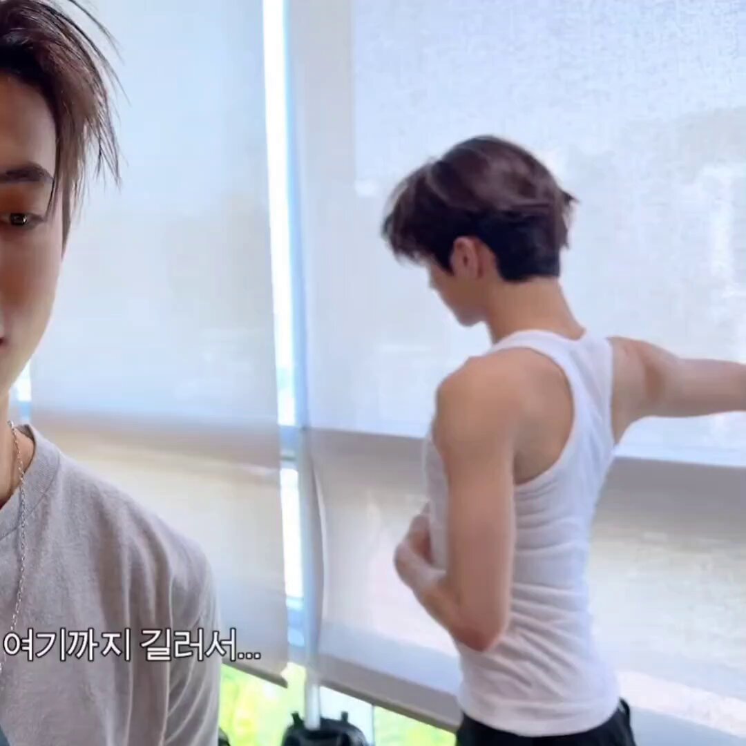 Bro in the back 💪🏻🏋‍♀️🤏🏻 #KEONHO #건호 #CORTIS #코르티스
