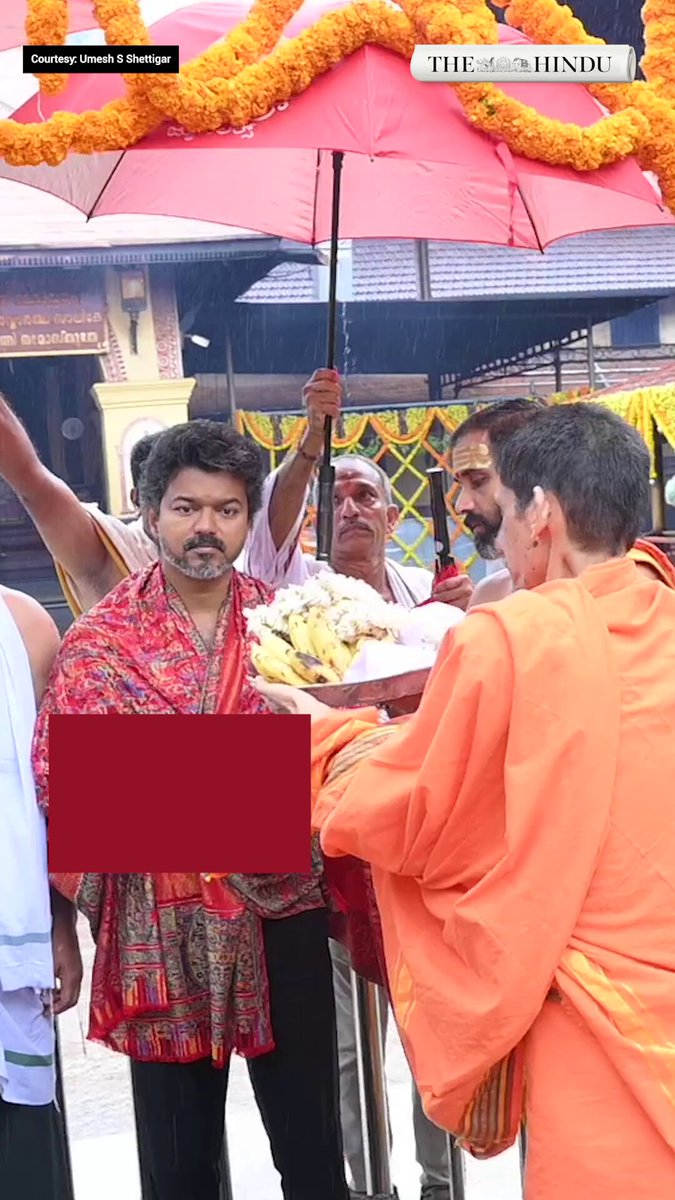 In his first visit to Karnataka after taking charge, Tamil Nadu Chief Minister C. Joseph Vijay visited the Kollur Mookambika Temple in the Udupi district 📹: Umesh Shettigar #Karnataka #CJosephVijay