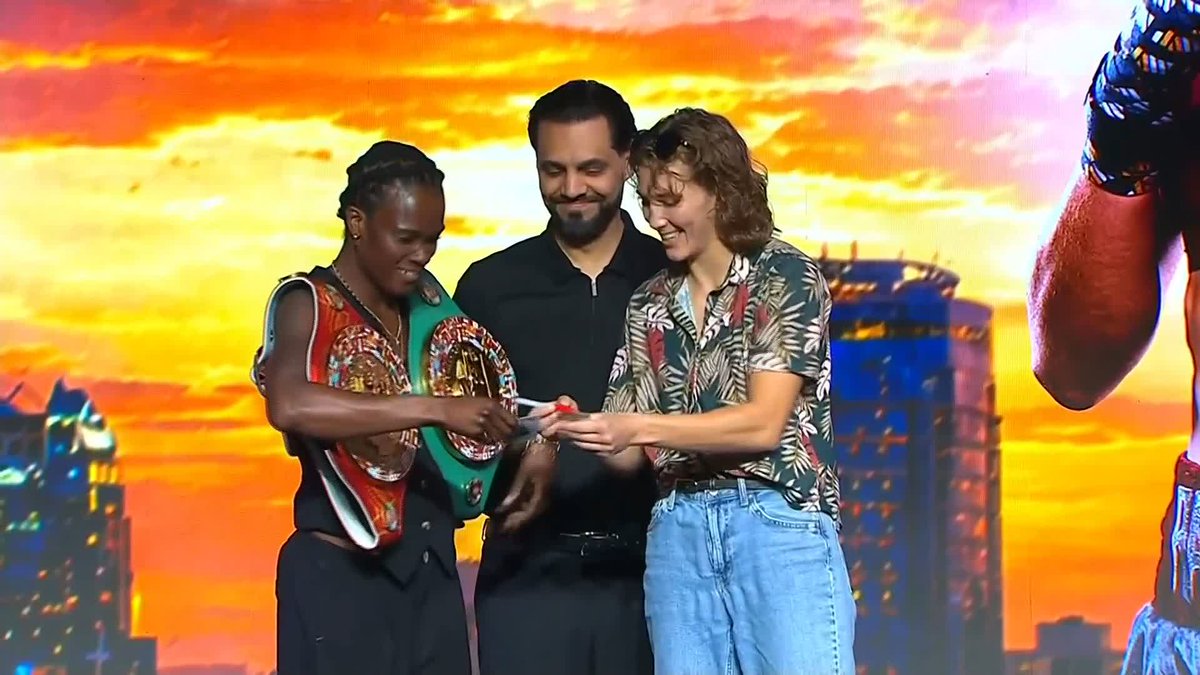 Hannah Rapp asking for Tiara Brown's signature ✍️