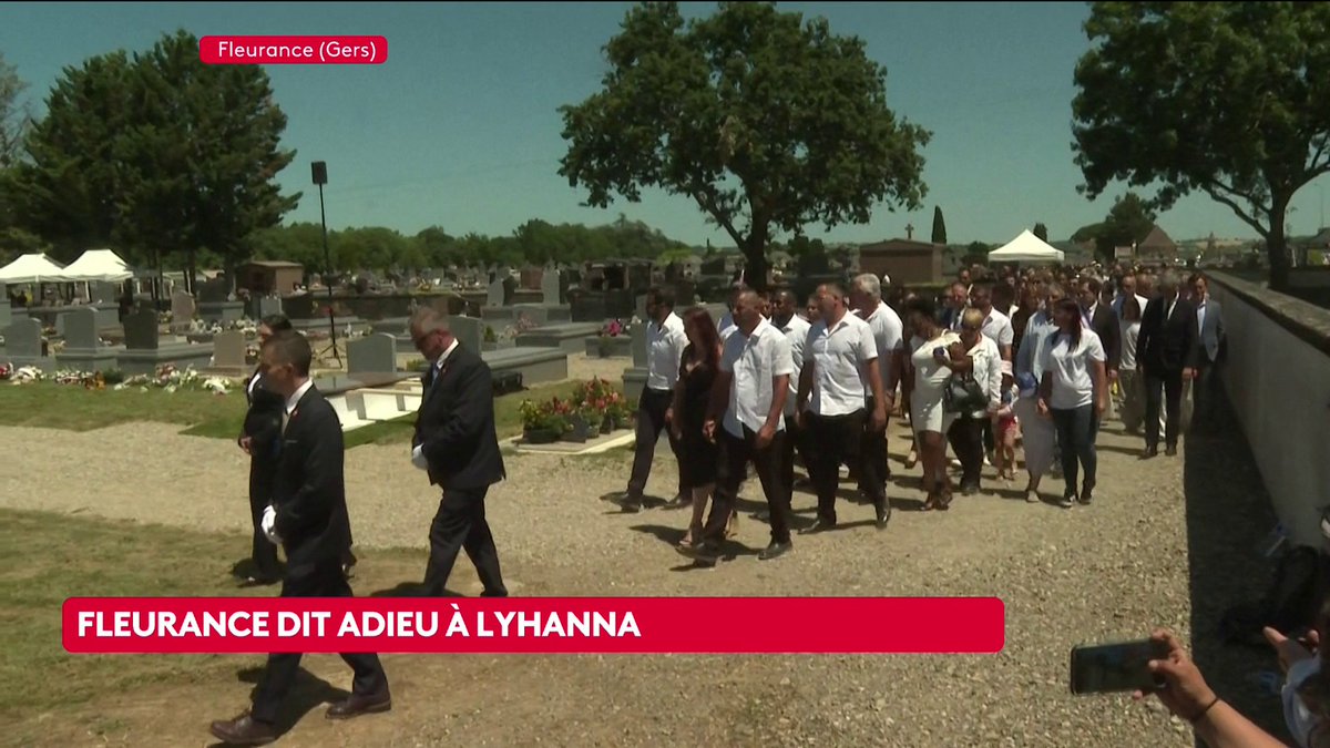 Le cercueil de Lyhanna, 11 ans, est arrivé dans le cimetière de Fleurance, dans le Gers, où ont lieu les obsèques de la collégienne. Les parents se tiennent en tête du cortège, suivis de centaines d'anonymes, venus rendre un dernier hommage à la jeune fille. #canal16
