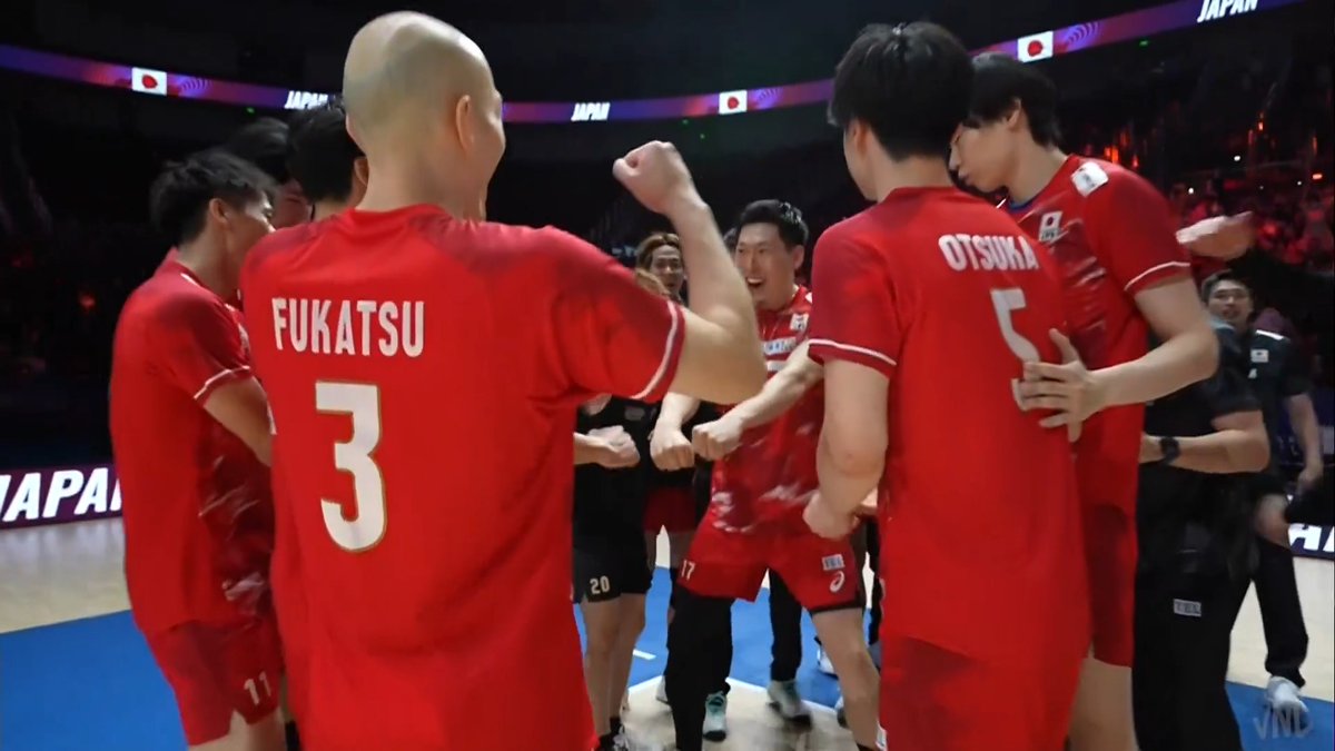 / 🏐#ネーションズリーグ 男子🏐 🎉日本🇯🇵大激闘を制しポーランド🇵🇱に17年ぶりの勝利🎉 \ 【中国R 第2戦】 🇯🇵日本 ㉕㉑㉕㉒⑰ 3️⃣ 🇵🇱ポーランド ㉒㉕㉑㉕⑮ 2️⃣ これぞスーパースター✨ #髙橋藍 選手👏 フェイクセットにサービスエース❗️ 日本が世界ランク1位を相手に歴史的勝利👏💫