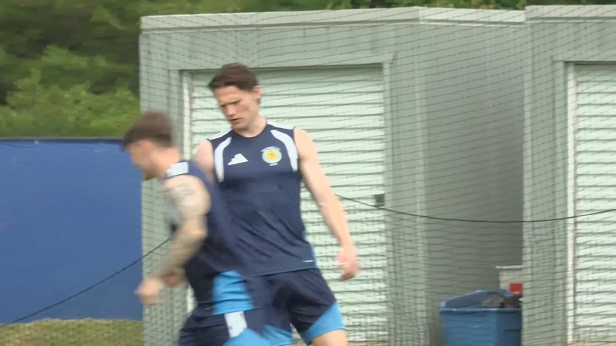 Scott McTominay trains with his Scotland teammates as Gordon Ramsay watches on 🏆
