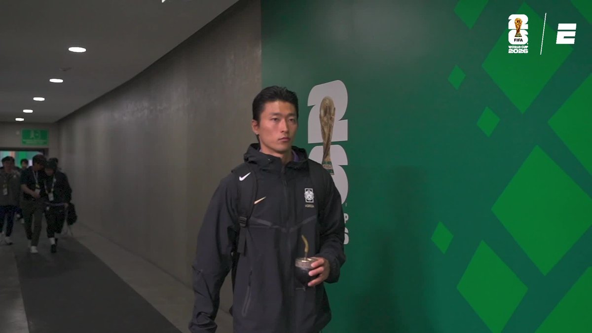¿Lo tenías al delantero de Corea del Sur con MATE? 🧉🇰🇷 Así llegó Cho Gue-Sung al partido vs. República Checa por la Copa del Mundo. ⚽ #ESPNMundial 📺 Mirá los mejores partidos de la #FIFAWorldCup por ESPN, en el Plan Premium de #DisneyPlus