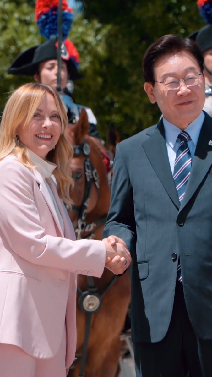 È stato un piacere accogliere oggi a Villa Pamphilj il Presidente della Repubblica di Corea, 이재명. Un incontro importante, che segna un ulteriore rafforzamento delle relazioni tra Italia e Corea, oggi elevate al livello di Partenariato Strategico Speciale. Abbiamo approfondito la collaborazione in settori chiave come semiconduttori, intelligenza artificiale, spazio, automotive, energia, sicurezza e difesa, confrontandoci anche sui principali dossier internazionali. Al termine dell’incontro abbiamo firmato quattro accordi nei settori della cooperazione allo sviluppo, delle scienze e tecnologie avanzate, dell’informazione e comunicazione, dell’economia sociale e delle piccole e medie imprese.