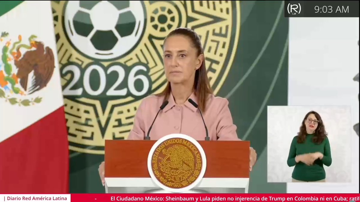 🇲🇽⚽ SHEINBAUM RESPONDE: “MÉXICO NO ES BRASIL” Ante las comparaciones entre el México actual y el Brasil que terminó viviendo el ascenso de la ultraderecha tras el Mundial de 2014, Claudia Sheinbaum fue clara: “Nuestra historia es distinta”. La presidenta defendió que México cuenta con una trayectoria política propia, marcada por la Reforma, el Estado laico y la Revolución Mexicana. 📺 #SINSONTE |