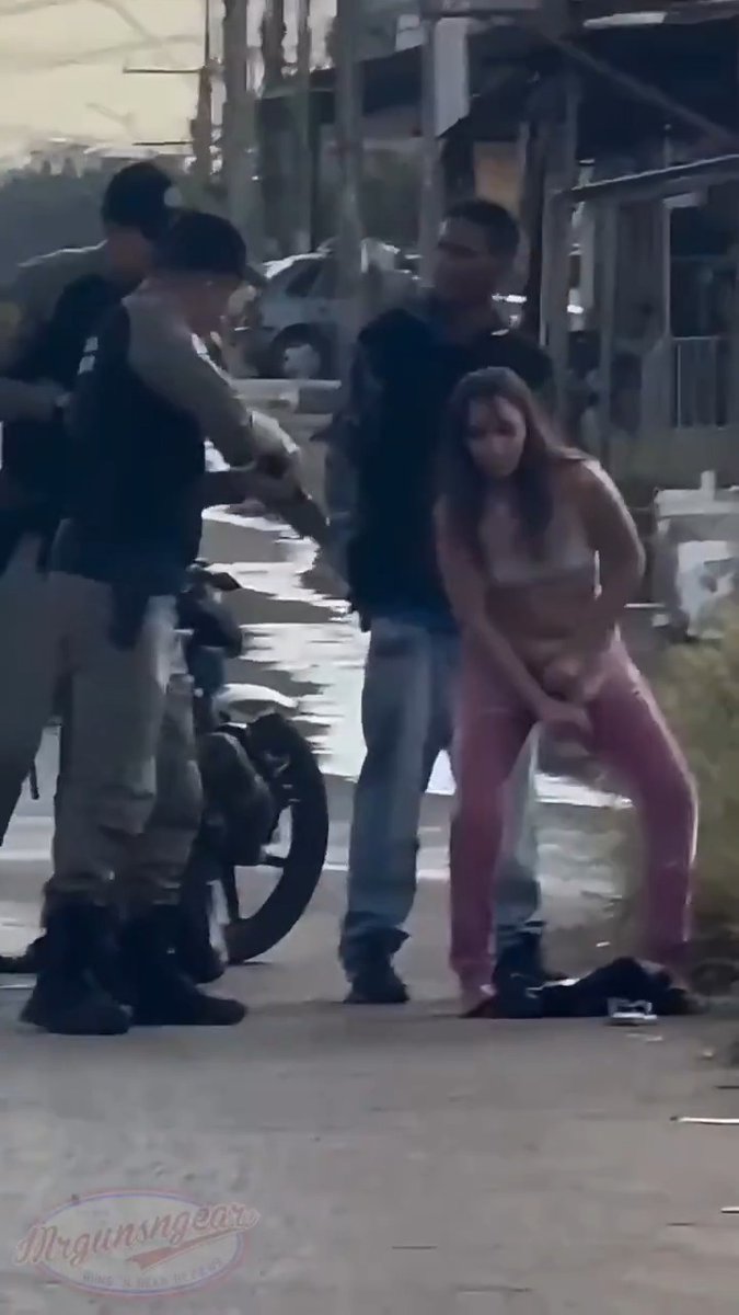 1. She was carrying the gun in her Arby's holster with the slide locked back 🧐 2. The cop raw dog grabs it from her 👀💀 #EDC #police #holster #arbys #WTF #cops #19th #slidelock