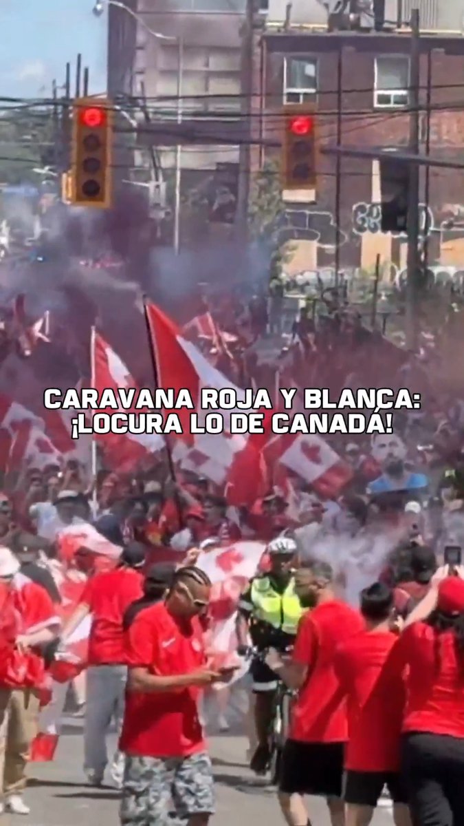 ¡LAS CALLES DE TORONTO SON UNA FIESTA! 🇨🇦 Canadá y la caravana rumbo al estadio, para el debut frente a Bosnia en la Copa del Mundo. 📹 Devin Heroux #ESPNMundial