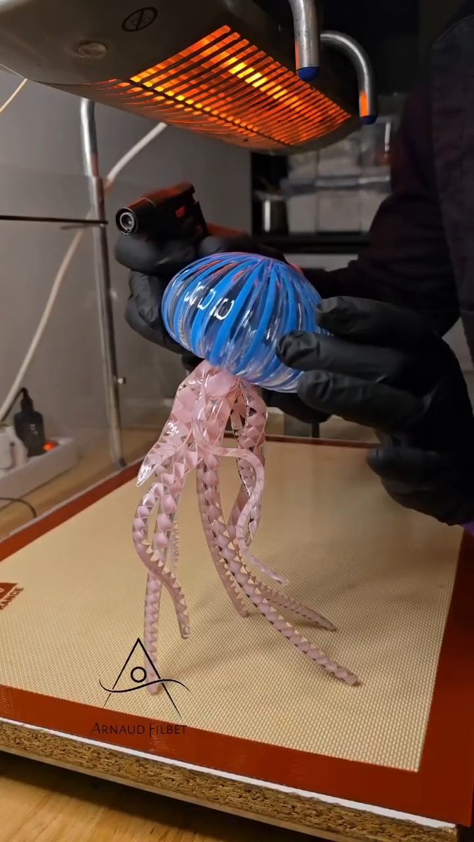 Oh WOW! This is a whole new level!! What looks like delicate Murano glass is actually pure edible magic! Blown isomalt sugar crafted by the insanely talented French sugar artist Arnaud Filbet. Just... wow!! Who else thought it was real glass at first?