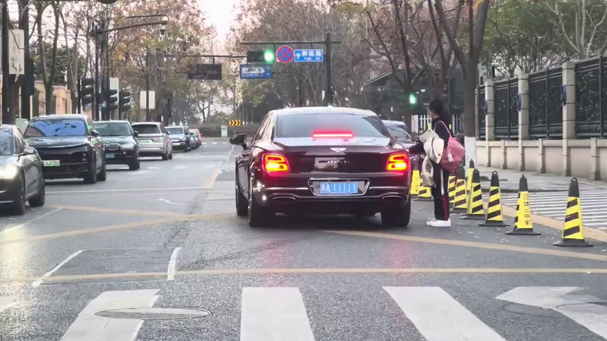 杭州不需要參加高考的孩子們都搭乘什麼樣的車上學放學！ 沒有華為系，沒有蔚小理，沒有比亞迪，甚至沒有小米……為什麼這麼不愛國呢？