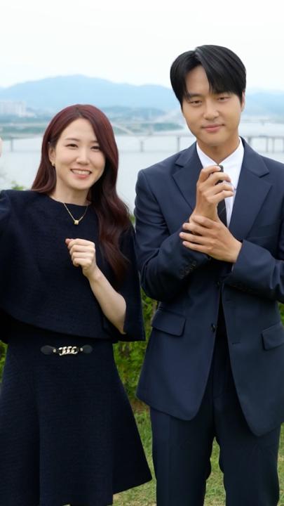 NÃO FIQUEM TRISTES, SOLTEIROS DO BRASIL! Park Eun-bin e Yang Se-jong passaram pra desejar um Feliz Dia dos Namorados pra gente! 🇧🇷 A nova série coreana Assustadoramente Apaixonados, sobre a relação entre uma herdeira que vê fantasmas e um promotor que ama trabalhar, estreia em breve. 👻❤️