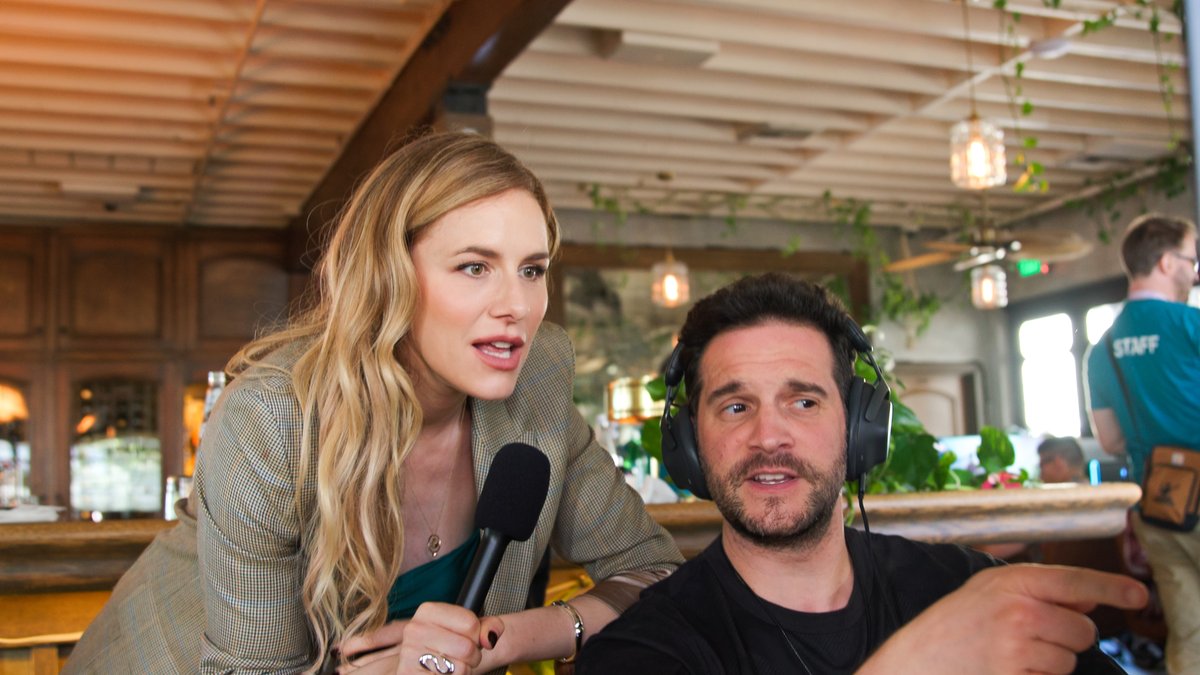 Look at the acrobatics 🤸♀️ Nick Apostolides and Ashleigh Morghan play Tomb Raider: Legacy of Atlantis!