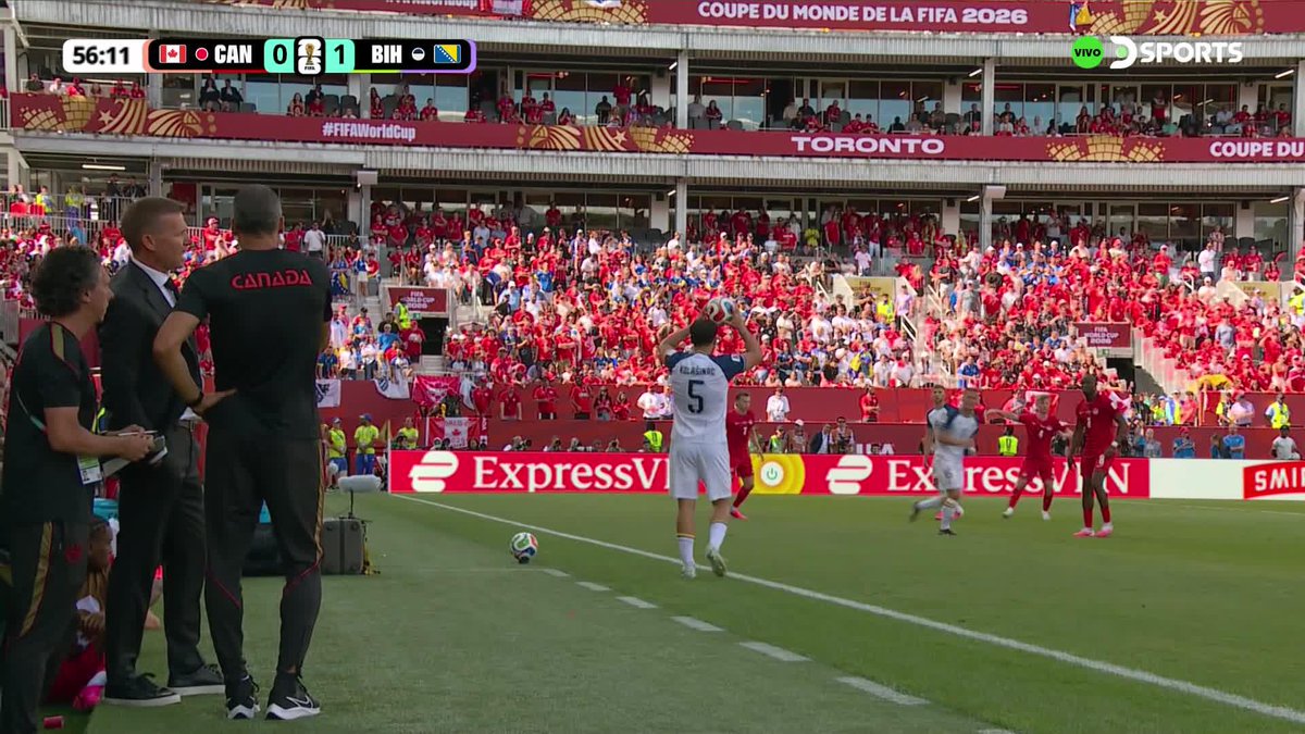 La FIFA: si tardás más de 5 segundos para sacar un lateral te fusilamos contra un paredón Also la FIFA: bueno vamos a parar en un momento random para recaudar miles de millones de dólares 🤑🤑