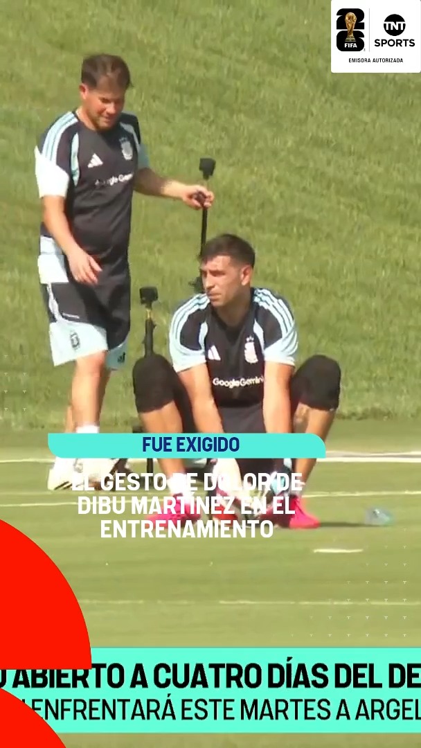 ATENCIÓN a esta imagen del DIBU MARTÍNEZ sacándose los guantes y con claro gesto de DOLOR tras ser exigido 🚨🇦🇷 ℹ️ El arquero de la SELECCIÓN ARGENTINA viene recuperándose de su fractura en la mano derecha y enciende las alarmas a pocos días del debut. ¿Podrá atajar? 🤔 #TNTSportsMundial