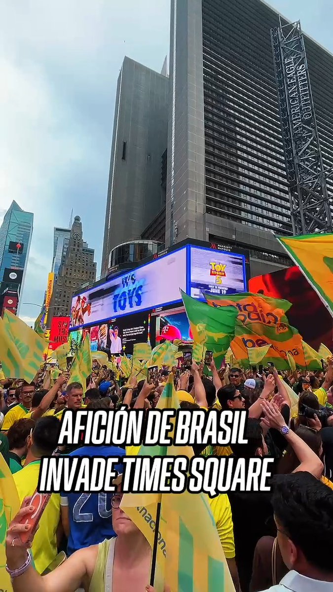 ¡Time Square se pintó de amarillo! 💛 La afición de Brasil invadió Nueva York previo a su debut en la Copa del Mundo 🏆