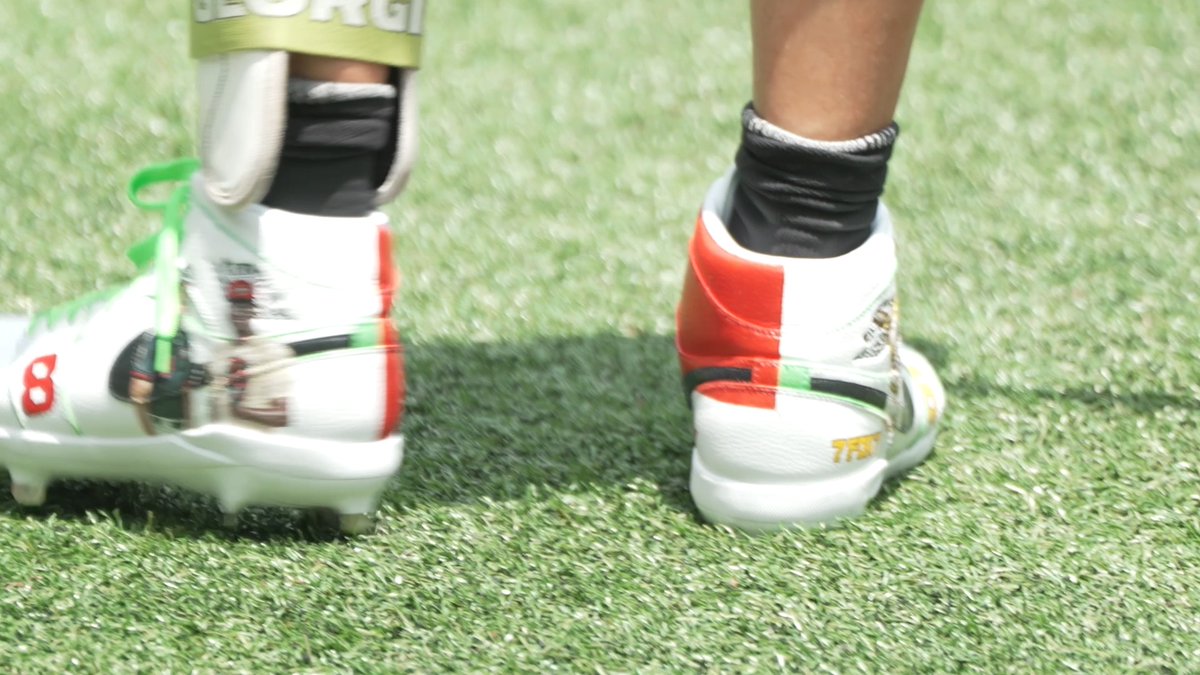 He's wearing his grandfather's MLB record on his cleats. Rylan Lujo's custom kicks honor Pittsburgh Pirates legend Rennie Stennett (his late grandfather) and both sides of his family. 🇵🇦🇨🇺 #DawgNation #CWS2026 #UGABaseball
