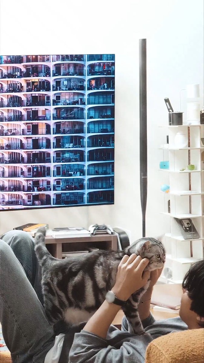 A peaceful day in, elevated by the breathtaking #MicroRGB. Watch Ahn Hyo Seop and his cat Baul 🐱 blend their perfect aesthetic with the Vision AI Companion (VAC). 🐾✨ #SamsungVisionAI #SamsungTV