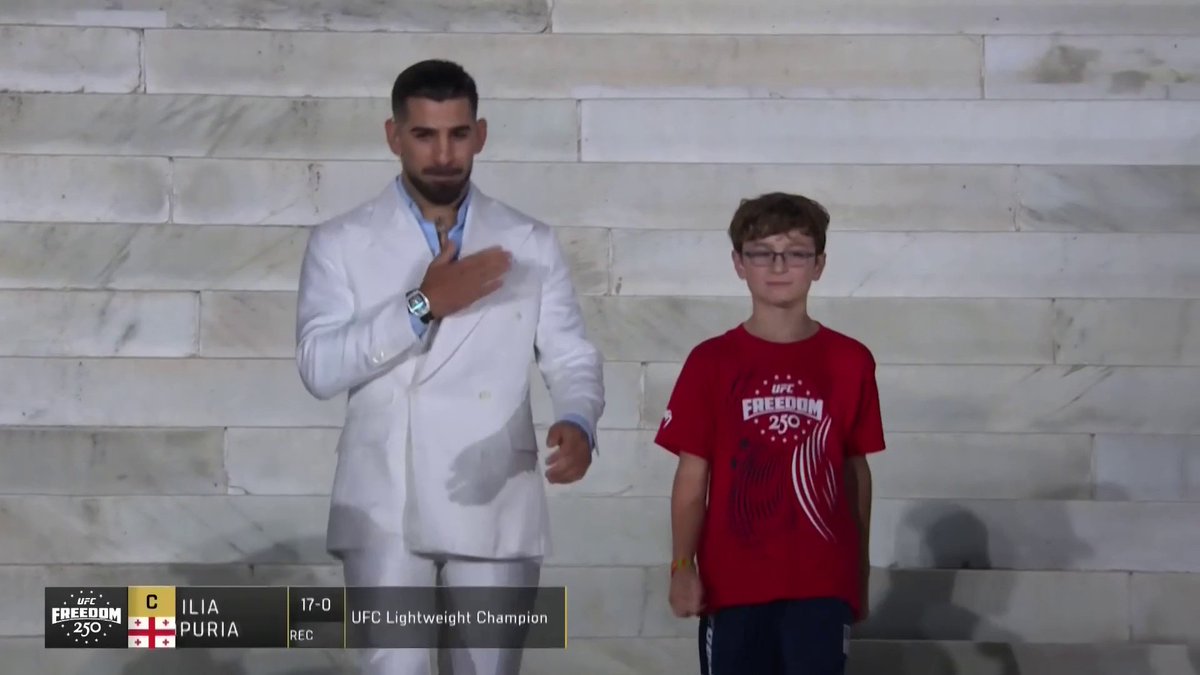 白のスーツをまとい、リンカーン記念堂から登場するトプリア! #UFC