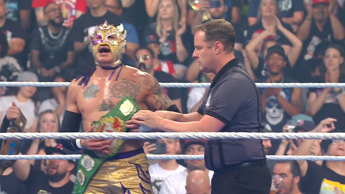 AND STILLLLL! 🙌 REY FENIX WWE makes history and retains the Lucha Libre AAA Worldwide Cruiserweight Championship on #SmackDown!!