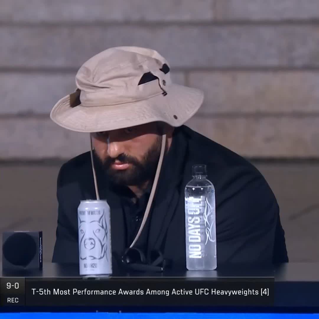 "Ele (Alex Pereira) já é o GOAT" 🗣️ Mais um grande momento entre Alex "Poatan" Pereira e @TopuriaIlia! 🤝 [ #UFCWhiteHouse | Domingo (14) | Ao vivo a partir das 19h, com as lutas às 21h, no @ParamountPlusBR | UFC Freedom 250 apresentado por @Cryptocom ]