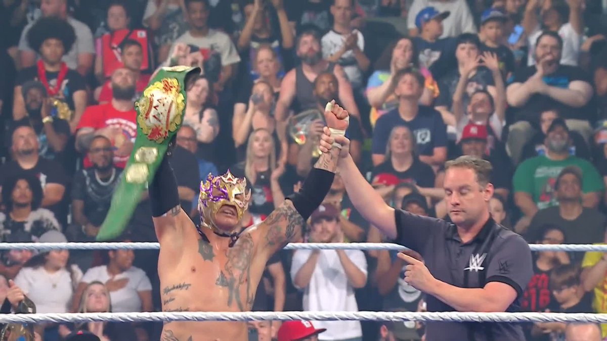 Rey Fenix defendió exitosamente el Campeonato Mundial Crucero de AAA en #SmackDown 🙌😎🏅🇲🇽